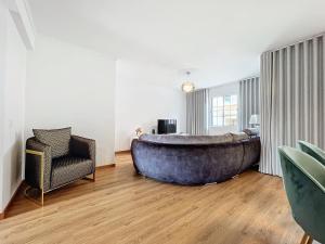 a large wooden tub in a room with a chair at Moradia Uriel in Santa Cruz