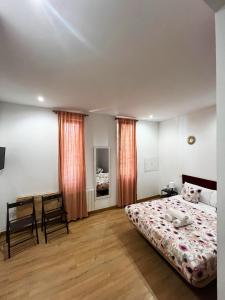 マドリードにあるオスタル アバーリのベッドルーム1室(ベッド1台、デスク付)