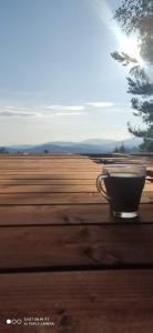 filiżankę kawy siedzącą na stole z polem w obiekcie Góralski domek na szczycie w Zwardoniu