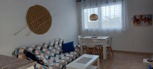 ein Wohnzimmer mit einem Sofa und einem Tisch in der Unterkunft Esparto y sal in El Pozo de los Frailes