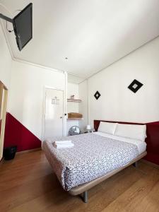 マドリードにあるオスタル ラ カサデ ラ プラサのベッドルーム(ベッド1台、薄型テレビ付)