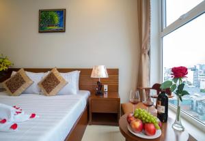 Postel nebo postele na pokoji v ubytování Golden Light Da Nang Hotel