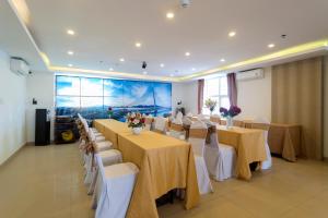 TV a/nebo společenská místnost v ubytování Golden Light Da Nang Hotel