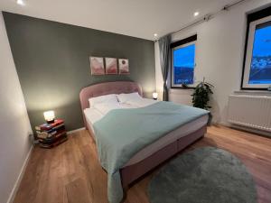sypialnia z łóżkiem i 2 oknami w obiekcie Gemütliches 3 Zimmer Apartment nahe Science Park w mieście Blaustein