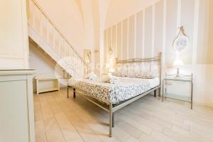 - une chambre avec un lit et un escalier dans l'établissement InCentro b&b, à Porto Cesareo