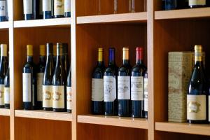 um monte de garrafas de vinho numa prateleira em Le Badie Wine Resort em Rosazzo
