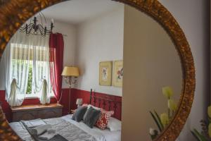 1 dormitorio con cama y espejo en Ulivo Apartment, en Ragusa
