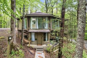 a tree house in the woods at Bear Whispers in Townsend