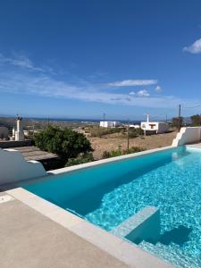 una piscina blu con vista sull'oceano di Villa of Roses in Naxos - Private villa with pool a Naxos Chora