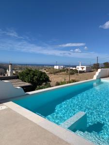 Bazén v ubytovaní Villa of Roses in Naxos - Private villa with pool alebo v jeho blízkosti