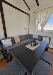 un soggiorno con tavolo e divano di Apartment GIDAS a Zara (Zadar)