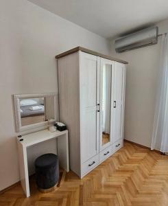 Camera con armadio bianco e scrivania. di Apartment GIDAS a Zara (Zadar)