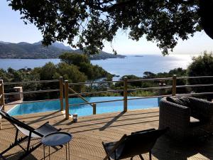 een terras met uitzicht op het water bij La Farigoule in Saint-Raphaël