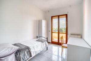 una camera bianca con letto e frigorifero di Elegant stay in Perugia a Perugia