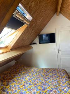 a small bedroom with a bed and a window at Simple et sympa in Vibeuf