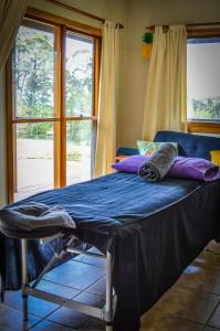 Ένα ή περισσότερα κρεβάτια σε δωμάτιο στο Ghost Hill Road Retreat