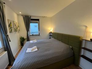 sypialnia z łóżkiem z dwoma ręcznikami w obiekcie Gemütliches 3 Zimmer Apartment nahe Science Park w mieście Blaustein