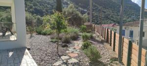 un jardin avec une clôture et un petit arbre dans l'établissement Sissy Villas 1, à Poros