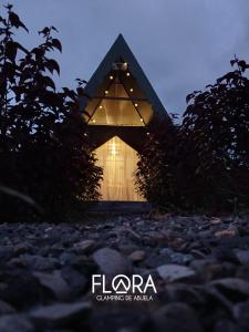 una representación de un hogar por la noche en Flora Glamping de Abuela, en Fortuna