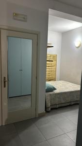 una camera da letto con porta a vetri che conduce a un letto di Loft a Marconia a Marconia