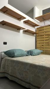 una camera con un letto con due cuscini di Loft a Marconia a Marconia