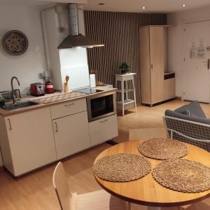 Leon Riverside Flat في ليون: مطبخ وغرفة طعام مع طاولة وكراسي