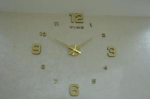 a clock on a wall with numbers on it at Bel appartement pour votre séjour in Benguerir