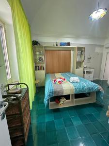 ein Schlafzimmer mit einem Bett in einem Zimmer mit grünen Wänden in der Unterkunft un angolo di paradiso in Amalfi
