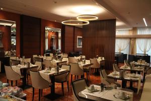a dining room filled with tables and chairs at Hotel Europa in Verona
