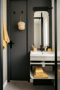 uma casa de banho com um lavatório e um espelho em Camping La Saline d'Arc et Senans em Arc-et-Senans