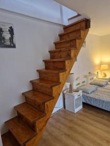 drewniane schody w pokoju z 2 łóżkami w obiekcie Stan na dan Dunja w mieście Herceg Novi