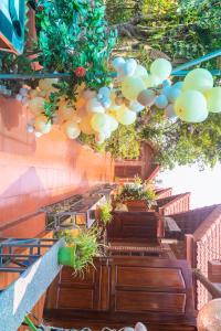 Une bande de ballons blancs suspendus au plafond dans l'établissement Tam Coc Rice Fields Homestay, à Ninh Binh