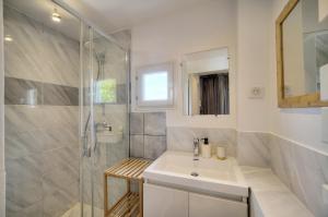 un baño con lavabo y ducha en Le Érvé-350M Plage-Wifi Clim-VCA, en Cannes 18 fotos más