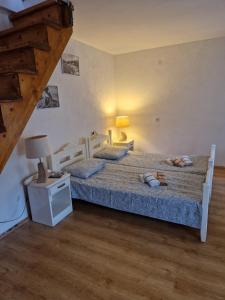 sypialnia z 2 łóżkami i stołem z lampką w obiekcie Stan na dan Dunja w mieście Herceg Novi