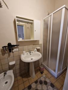 A bathroom at B&B IL CEDRO