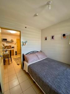 Säng eller sängar i ett rum på Minimalist Condo One Spatial Iloilo 2 Bedroom Unit