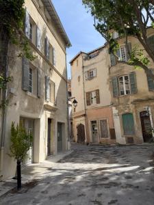 eine leere Straße in einer Stadt mit zwei Gebäuden in der Unterkunft Cœur d'Arles in Arles