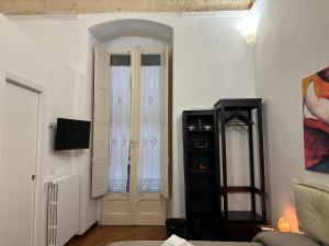 uma sala de estar com uma porta com uma janela em Araba Fenice Apartments - Bari Centro em Bari