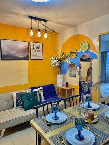 伊洛伊洛的住宿－Minimalist Condo One Spatial Iloilo 2 Bedroom Unit，客厅配有沙发和桌子