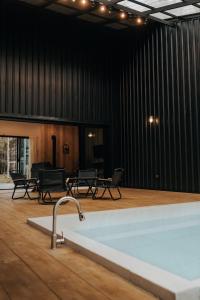 Πισίνα στο ή κοντά στο 360 Black Cabin CNX