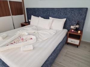 sypialnia z białym łóżkiem i małą szafką nocną w obiekcie Seaside Hotel w mieście Himara