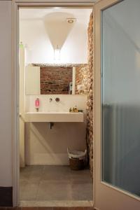 uma casa de banho com um lavatório e um espelho em Antica Casa Dei Rassicurati em Montecarlo