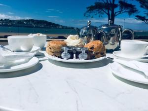 een tafel met een bord koekjes en ijs bij The Commodore Hotel in Instow