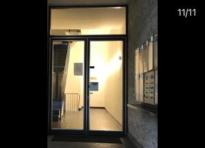 una porta a vetri che conduce a un corridoio in un edificio di City Center a Basilea