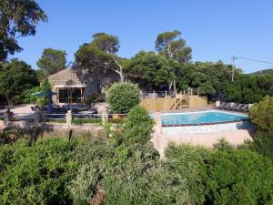 een huis met een zwembad in een tuin bij La Farigoule in Saint-Raphaël