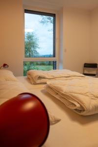 a bedroom with two beds and a window at Sternen- und Milchstraßenblick in Rüdesheim