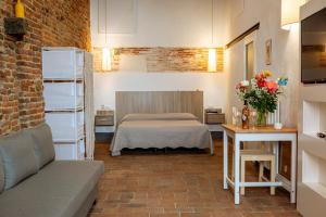 モンテカルロにあるAntica Casa Dei Rassicuratiのベッド1台と花のテーブルが備わるお部屋