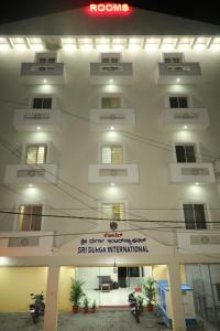 ein großes weißes Gebäude mit einem Schild drauf in der Unterkunft Hotel Shri Durga International in Bangalore