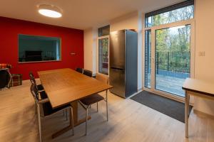 a kitchen and dining room with a table and a refrigerator at Sternen- und Milchstraßenblick in Rüdesheim