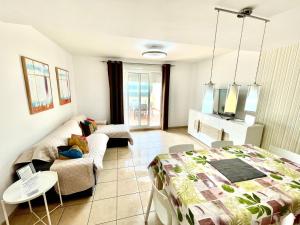 Postel nebo postele na pokoji v ubytování Tenerifeopenhome Townhouse Oasis Fañabe 40